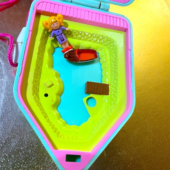 PRETTY PIXIES VTG 1992 POLLY POCKET TYPE LAKE HOUSE COMPACT w/BOAT & GIRL FIGURE - Picture 5 of 14